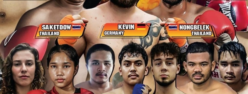 Muay Thai Trainer demonstriert Schülern im Düsseldorfer Dojo traditionelle Techniken