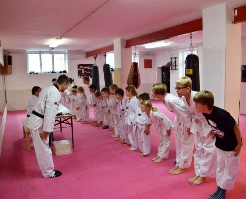 Jugendliche bei der Taekwondo Begrüßung