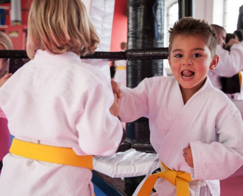 Kinder trainieren Taekwondo in Düsseldorf