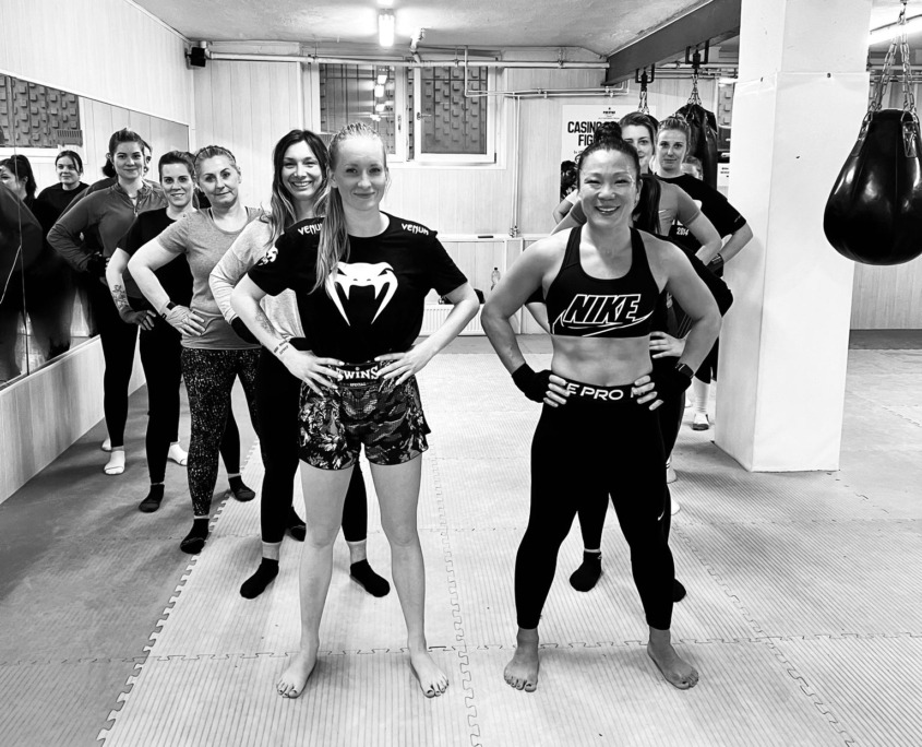 Kickboxen Düsseldorf Frauen - Wir haben eine Frauen Kickboxgruppe, die vier Mal die Woche trainiert. Das Frauen Kickboxtraining macht dich stark, du kannst dich damit verteidigen und auch an Wettkämpfen teilnehmen. Kickboxen für Frauen macht auf jeden Fall Spaß!