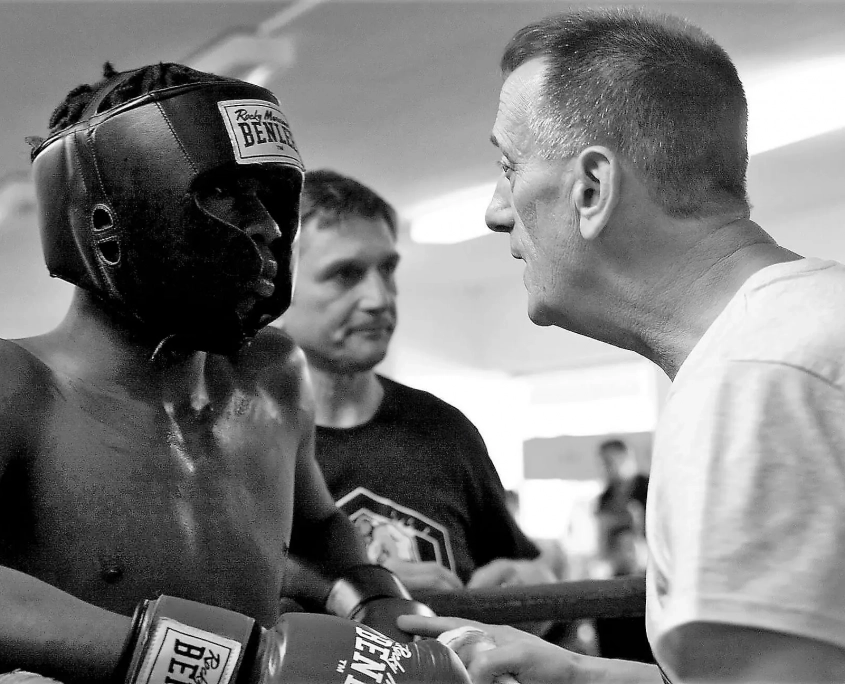 Boxhalle der Sportschule Asia – Trainingsumgebung für Boxer aus Mülheim mit authentischem Ring und Equipment
