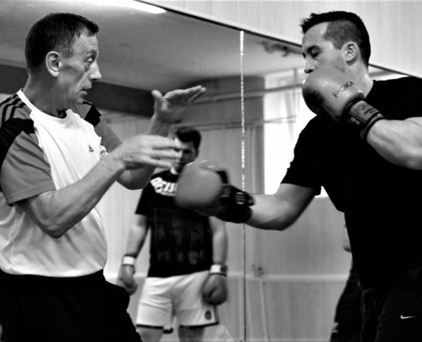 Körperhaken beim Boxen Mülheim – Trainer zeigt saubere Schlagtechnik 