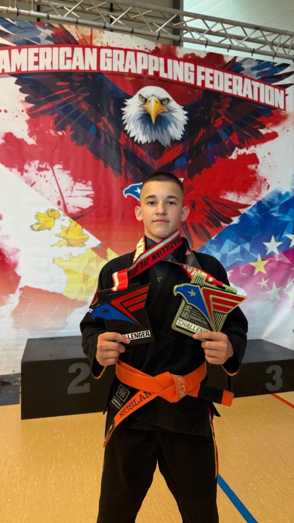 Ruslan Bergheim mit Medaillen der American Grappling Federation