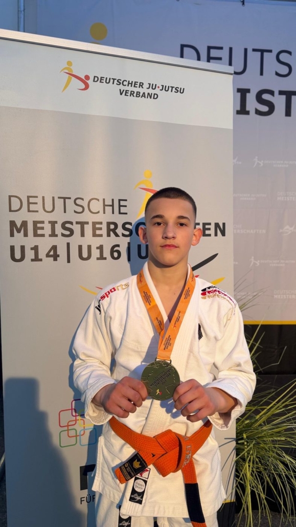Ruslan Bergheim mit Medaille der Deutschen Ju-Jutsu-Meisterschaften