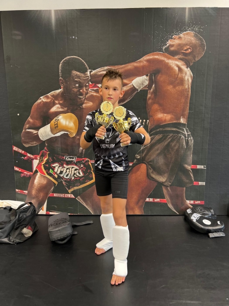 Ruslan Bergheim als Kind mit Kickbox-Pokalen