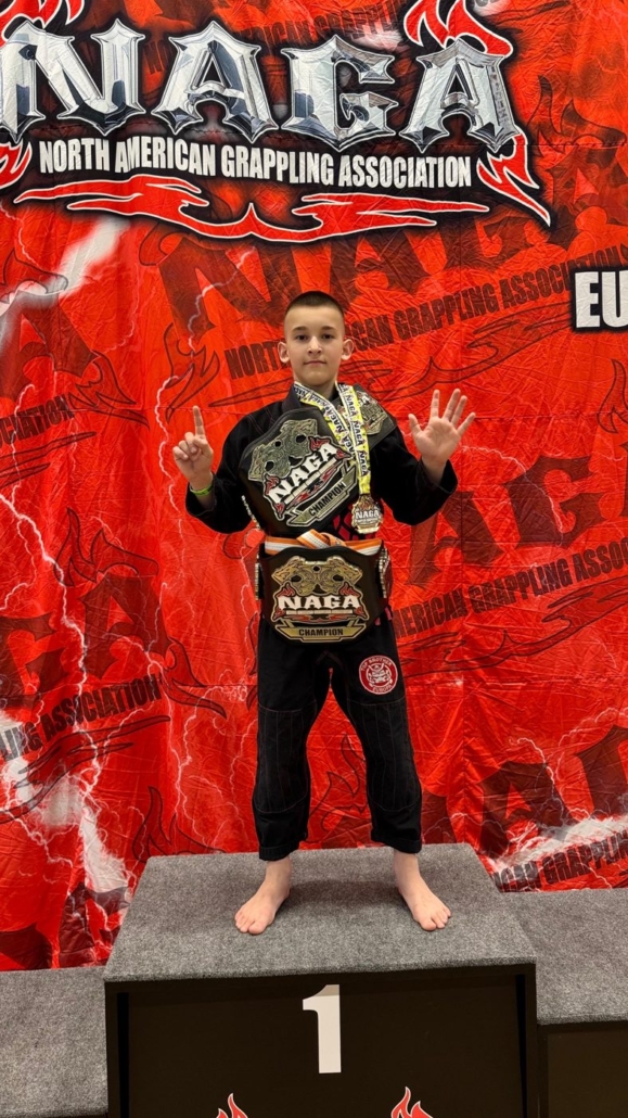 Ruslan Bergheim mit zwei NAGA-Championgürteln 2024